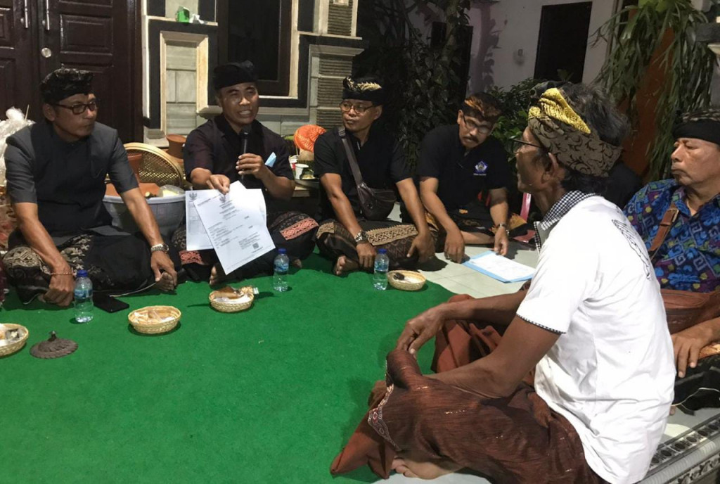 Wujudkan Smartvillage, Serahkan KK Baru dan Akta Kematian kepada Keluarga di Banjar Dukuh, Dalung